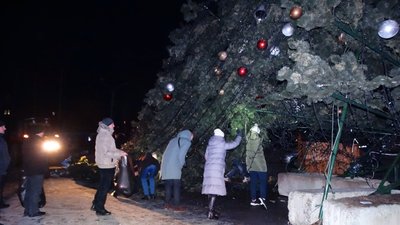 У центрі Олександрії впала ялинка У центрі Олександрії впала ялинка