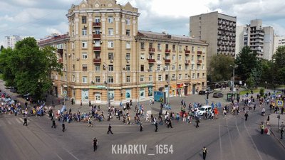 "Лише в одну команду віримо": на головній площі Харкова запалили фаєри "Лише в одну команду віримо": на головній площі Харкова запалили фаєри