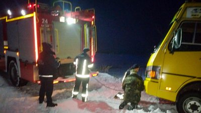 На Житомирщині витягнули зі снігових заметів шкільний автобус з дітьми й автомобіль швидкої допомоги На Житомирщині витягнули зі снігових заметів шкільний автобус з дітьми й автомобіль швидкої допомоги