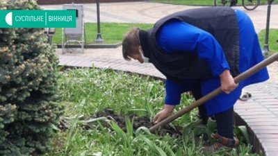 На вулицях та у паркових зонах Вінниці почали висаджувати квіти