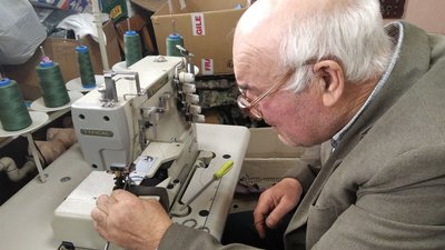 Теплий одяг та амуніцію для військових виготовляють у волонтерському центрі "Житомирські калинки" Теплий одяг та амуніцію для військових виготовляють у волонтерському центрі "Житомирські калинки"