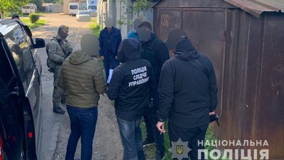 Правоохоронці обшукують гараж Правоохоронці обшукують гараж