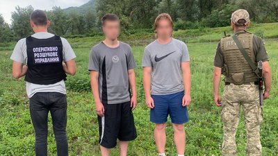 Двох чоловіків затримали біля кордону на Закарпатті