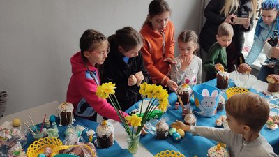 До свята Великодня в Одесі діти розмальовували писанки та прикрашали паски для військових
