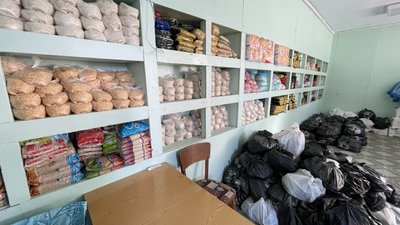 Будівельні матеріали, одяг та їжа. На Херсонщині у звільненій Чорнобаївці працює гуманітарний штаб Будівельні матеріали, одяг та їжа. На Херсонщині у звільненій Чорнобаївці працює гуманітарний штаб