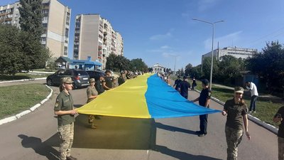 На Луганщині розгорнули 200-метровий прапор України та встановили рекорд