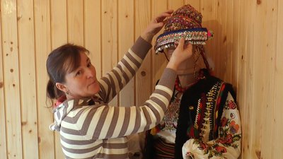 Подружжя Зеленчуків з Івано-Франківщини виготовляє традиційний гуцульський убір — чільце Подружжя Зеленчуків з Івано-Франківщини виготовляє традиційний гуцульський убір — чільце