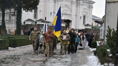 У Луцьку попрощалися із загиблим на війні 43-річним сержантом Анатолієм Петруком