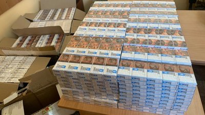 Закарпатські прикордонники затримали контрабандистів з 8 ящиками сигарет Закарпатські прикордонники затримали контрабандистів з 8 ящиками сигарет