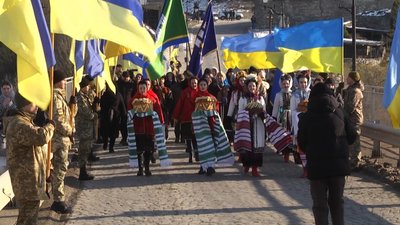 Три області зійшлися на мосту: у Кам'янці-Подільському відзначили День Соборності