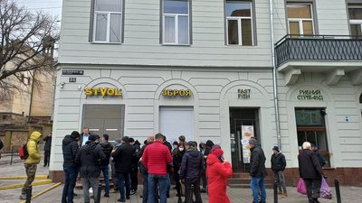 Черги за пальним, продуктами і готівкою. Яка ситуація у Львові Черги за пальним, продуктами і готівкою. Яка ситуація у Львові