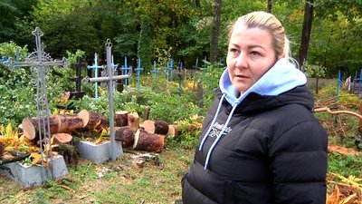 Пошкодили понад два десятки могил – на Житомирщині зрізали дерева на кладовищі Пошкодили понад два десятки могил – на Житомирщині зрізали дерева на кладовищі