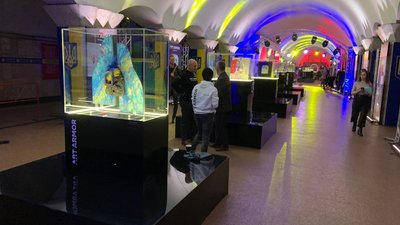 "АртБроня". У Києві презентували виставку артб'єктів з бронеплит