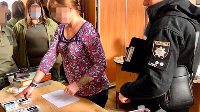 Правоохоронці викрили лікаря під час спроби пронести в одеське СІЗО заборонені предмети Правоохоронці викрили лікаря під час спроби пронести в одеське СІЗО заборонені предмети