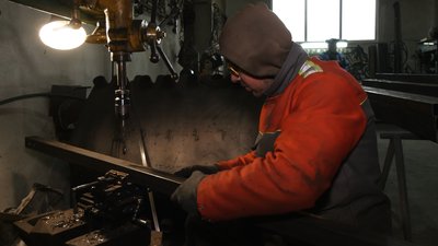 Варять каркас для броньованих машин: як ковалі з Чернівців допомагають військовим Варять каркас для броньованих машин: як ковалі з Чернівців допомагають військовим