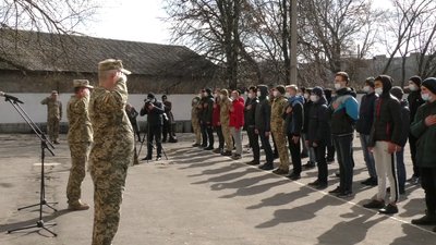Весняний призов на Херсонщині: перші 70 юнаків вирушили на строкову службу