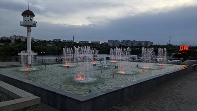 Без музики, але зі світловими ефектами: в Умані запрацювали фонтани