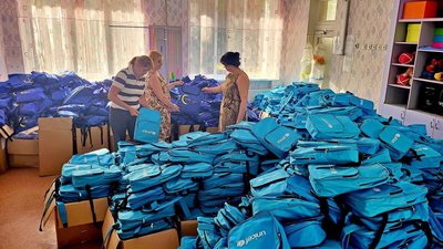 Рюкзаки для дітей та гігієнічні набори: як у Нікополі на Дніпропетровщині можна отримати допомогу