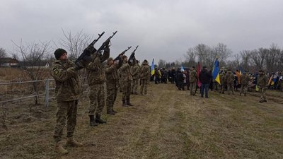 На Чернігівщині попрощалися з чотирма військовими, які загинули у боях на Донеччині