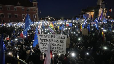 У Польщі на протест у Варшаві через рішення Конституційного суду вийшли до 100 тисяч людей У Польщі на протест у Варшаві через рішення Конституційного суду вийшли до 100 тисяч людей