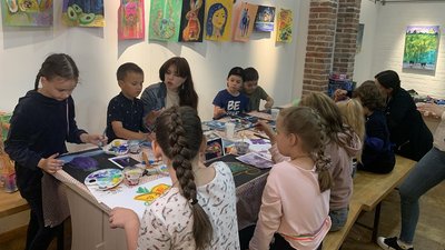 У Франківську художниця проводить арттерапію для дітей-переселенців