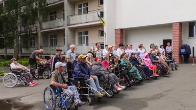 Спеціальний верхній одяг для людей на візках створили у Чернігові