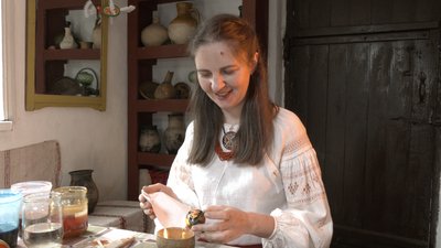 Лідія Солодар з Черкащини пише писанки Лідія Солодар з Черкащини пише писанки