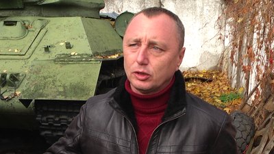 Сергій Бортник розповів, що танк зберігають на території міської ритуальної служби, листопад 2023. Фото: Суспільне Хмельницький Сергій Бортник розповів, що танк зберігають на території міської ритуальної служби, листопад 2023. Фото: Суспільне Хмельницький