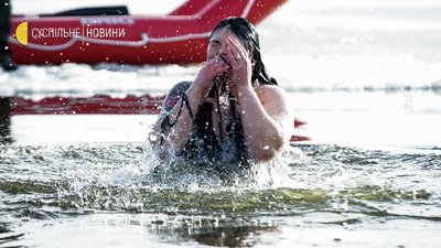 "Усім раджу купатись — і ніхто не захворіє". Як кияни святкують Водохреще (ФОТОРЕПОРТАЖ)