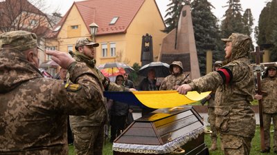 В Ужгороді попрощалися із полеглим на війні Сергієм Грабом В Ужгороді попрощалися із полеглим на війні Сергієм Грабом