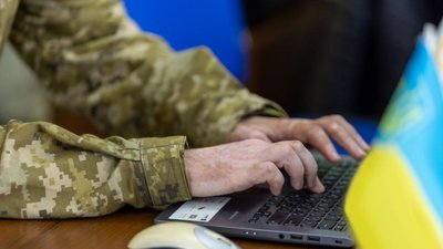 Військовий працює за ноутбуком
