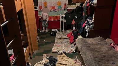 Занедбані та голодні. У Дніпрі виявили шістьох дітей, що проживали в жахливих умовах