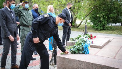 У Херсоні вшанували пам'ять жертв політичних репресій У Херсоні вшанували пам'ять жертв політичних репресій