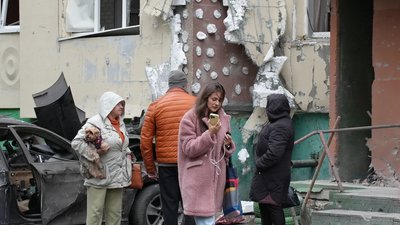 Мешканці багатоквартирного будинку, який пошкодженний внаслідок атаки РФ у Рівному