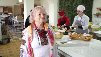 Частину на фронт, решту на продаж, щоб купити РЕБи. На Кіровоградщині вчителі й учні ліцею спекли 4,5 тисячі пасок Частину на фронт, решту на продаж, щоб купити РЕБи. На Кіровоградщині вчителі й учні ліцею спекли 4,5 тисячі пасок