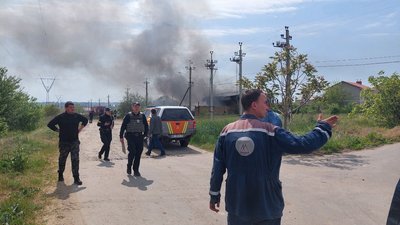 У Миколаєві росіяни влучили у будівлю складу, виникла пожежа У Миколаєві росіяни влучили у будівлю складу, виникла пожежа
