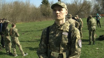 Військовий вишкіл у Луцьку: молодь навчають українські та американські інструктори Військовий вишкіл у Луцьку: молодь навчають українські та американські інструктори