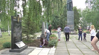 «Символ перемоги»: у громаді на Полтавщині висадили 100 лілій «Символ перемоги»: у громаді на Полтавщині висадили 100 лілій