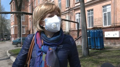 СOVID-відділення обласної лікарні думають обладнати підйомниками: як носять хворих зараз СOVID-відділення обласної лікарні думають обладнати підйомниками: як носять хворих зараз