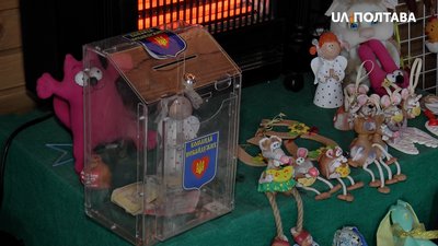 Гроші від продажу товарів збирають у скриньки Гроші від продажу товарів збирають у скриньки