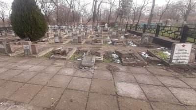 На Херсонщині шукають вандалів, які пошкодили пам'ятники братської могили на меморіальному кладовищі На Херсонщині шукають вандалів, які пошкодили пам'ятники братської могили на меморіальному кладовищі