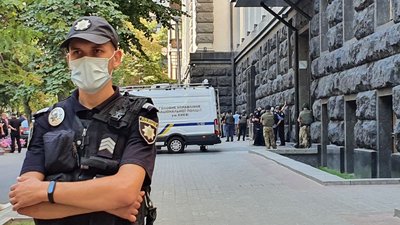 Чоловік погрожував підірвати гранату в Кабміні. Його затримали Чоловік погрожував підірвати гранату в Кабміні. Його затримали