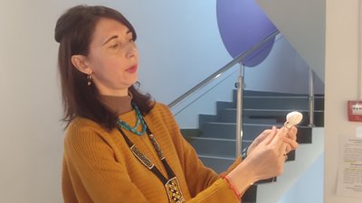 Стародавній український оберіг: житомирянка виготовляє ляльки-мотанки, сувенірні — продає та донатить на ЗСУ