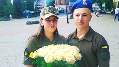 У Вінниці нацгвардієць освідчився військовій під час благодійного концерту У Вінниці нацгвардієць освідчився військовій під час благодійного концерту