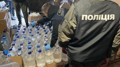 2 тис. літрів контрафактного алкоголю і понад 1 млн грн. На Сумщині викрили діяльність підпільного мініцеху 2 тис. літрів контрафактного алкоголю і понад 1 млн грн. На Сумщині викрили діяльність підпільного мініцеху