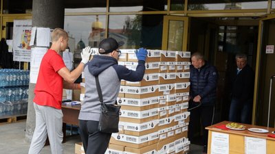Мінеральна вода та ситні галети: до Луцька доправили гуманітарну допомогу з Норвегії