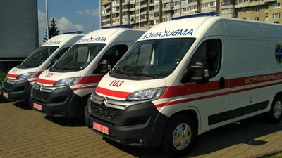 Волинським медикам для транспортування хворих на COVID-19 передали три автівки