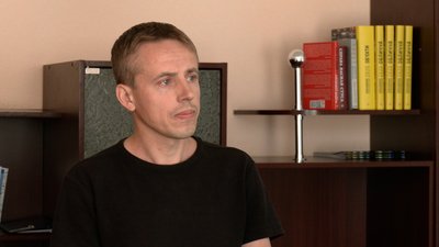 Ремонтують дах і міняють вікна: у Чернігові почали відновлювати будинок на Ремісничий, який обстріляли росіяни Ремонтують дах і міняють вікна: у Чернігові почали відновлювати будинок на Ремісничий, який обстріляли росіяни