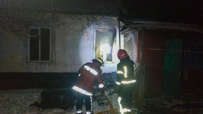 На Житомирщині вогнеборці врятували чоловіка під час пожежі На Житомирщині вогнеборці врятували чоловіка під час пожежі