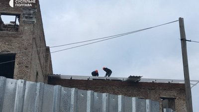 У Полтаві частково накривають згорілу будівлю колишнього будинку дворянського зібрання У Полтаві частково накривають згорілу будівлю колишнього будинку дворянського зібрання